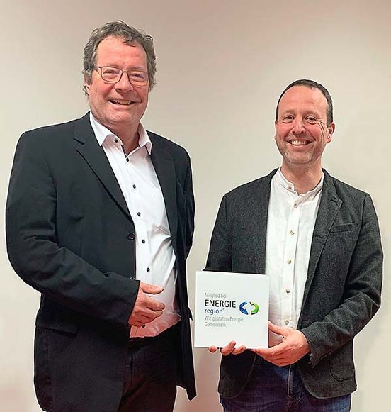 Die Kontron AIS GmbH Niederlassung Fürth ist neues Mitglied bei der ENERGIEregion: Peter Will, Geschäftsführer der ENERGIEregion Nürnberg e.V. und Jens Hilgner, Managing Director der Kontron AIS GmbH Niederlassung Fürth bei der Übergabe der Mitgliedstafel. Foto: Kontron AIS GmbH