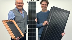 Dipl. Ing. Architektur Robert Resch und Maximilian Resch mit den dachintegrierten Photovoltaikmodulen PAN32 und FIT54. Mittig, eines der neuen, zukunftsweisenden Verschattungsmodule