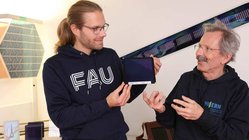 Dr. Andreas Distler und Dr. Hans-Joachim Egelhaaf mit dem organischen Photovoltaikmodul mit neuer Weltrekordeffizienz im Labor der „Solarfabrik der Zukunft“