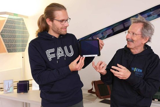 Dr. Andreas Distler und Dr. Hans-Joachim Egelhaaf mit dem organischen Photovoltaikmodul mit neuer Weltrekordeffizienz im Labor der „Solarfabrik der Zukunft“