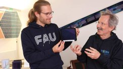 Dr. Andreas Distler und Dr. Hans-Joachim Egelhaaf mit dem organischen Photovoltaikmodul mit neuer Weltrekordeffizienz im Labor der „Solarfabrik der Zukunft“