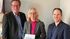 Peter Will und Simon Reichenwallner begrüßen Ilona Dickschas, Standortleiterin Nürnberg des TÜV NORD EnSys GmbH & Co. KG, als neues Mitglied der ENERGIEregion Nürnberg e.V. 