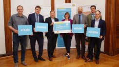 Auszeichnung der neuen Unterstützer im TEAM Energiewende Bayern, v.l.n.r: Wolfgang Müller, Klimaschutzbeauftragter der Stadt Nürnberg, Dr. Stefan Simon, Geschäftsstelle Energiewende an der Regierung, Dr. Jens Hauch, Geschäftsführer ENERGIEregion Nürnberg, Britta Walthelm, Geschäftsführerin Forum Klimaschutz und nachhaltige Entwicklung und Referentin für Umwelt und Gesundheit der Stadt Nürnberg, Thomas Müller, Sachgebietsleiter Landes- und Regionalplanung an der Regierung, Joachim Fahsl, Geschäftsstelle Energiewende an der Regierung, Simon Reichenwallner, Netzwerkmanager ENERGIEregion Nürnberg; Quelle: Thomas Müller / Regierung von Mittelfranken