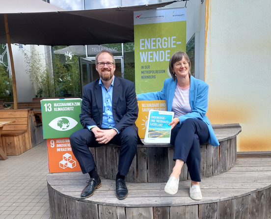 Ziehen Bilanz zu Treibhausgas-Emissionen in der Metropolregion Nürnberg: Dr. Florian Janik (Lenkungskreisvorsitzender im Projekt Klimapakt2030plus und Oberbürgermeister der Stadt Erlangen) und Britta Walthelm (Geschäftsführerin Forum Klimaschutz und nachhaltige Entwicklung der Metropolregion und Referentin für Umwelt und Gesundheit der Stadt Nürnberg)