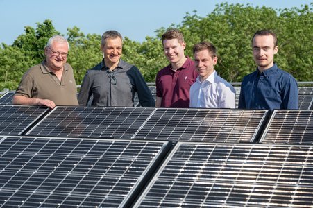 Das Coburger Forschungs-Team im Freiluft-Labor auf dem Dach des Zentrum für Mobilität (ZME) der Hochschule Coburg: Prof. Dr. Dieter Landes, Prof. Dr. Bernd Hüttl, Darwin Daume, Simon Schnabrich und Max Schönau