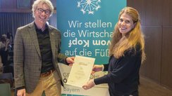 Geschäftsführer Richard Weller und Andrea Ekker, Lead CSR der Alpha IC GmbH mit der Urkunde für die erste Gemeinwohl-Bilanz.