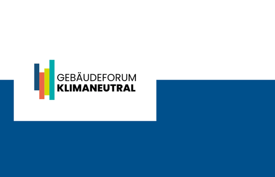 Logo Gebäudeforum klimaneutral: dena-Praxisleitfaden: Wärmepumpen in Mehrfamilienhäusern