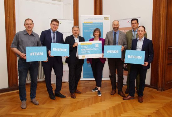 Auszeichnung der neuen Unterstützer im TEAM Energiewende Bayern, v.l.n.r: Wolfgang Müller, Klimaschutzbeauftragter der Stadt Nürnberg, Dr. Ste-fan Simon, Geschäftsstelle Energiewende an der Regierung, Dr. Jens Hauch, Geschäftsführer ENERGIEregion Nürnberg, Britta Walthelm, Geschäftsführerin Forum Klimaschutz und nachhaltige Entwicklung und Referentin für Umwelt und Ge-sundheit der Stadt Nürnberg, Thomas Müller, Sachgebietsleiter Landes- und Regionalplanung an der Regierung, Joachim Fahsl, Geschäftsstelle Energiewende an der Regierung, Simon Reichenwallner, Netzwerkmanager ENERGIEregion Nürnberg