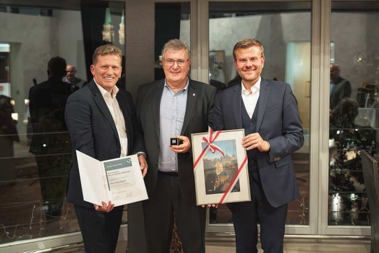 Foto: Philip Hauck, wbg Nürnberg: Hans Maier, Verbandsdirektor des VdW Bayern (links), überreicht gemeinsam mit Oberbürgermeister Marcus König den Ehrenring der Wohnungswirtschaft an Frank Thyroff für seine Verdienste um die Bayerische Wohnungswirtschaft. Zusätzlich brachte der Oberbürgermeister noch eine Ansicht des Rathauses zum Abschied mit.