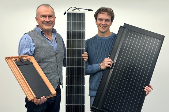 Dipl. Ing. Architektur Robert Resch und Maximilian Resch mit den dachintegrierten Photovoltaikmodulen PAN32 und FIT54. Mittig, eines der neuen, zukunftsweisenden Verschattungsmodule