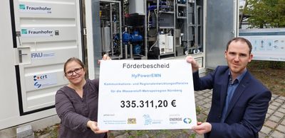 Ines Eichmüller und Simon Reichenwallner von der ENERGIEregion freuen sich über die Förderzusage durch das Bayerische Heimatministerium für das Projekt HyPowerEMN