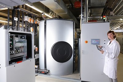 Im Reallabor des Fraunhofer IISB wurden verschiedene Anlagen und Speicher installiert und mit intelligenten Betriebsstrategien ausgerüstet, z.B. eine Wärmepumpe